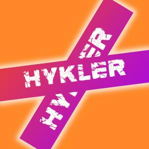 Lyt til HYKLER i appen